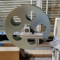 установленный станок для изготовления лепесткового колеса для шпинделя